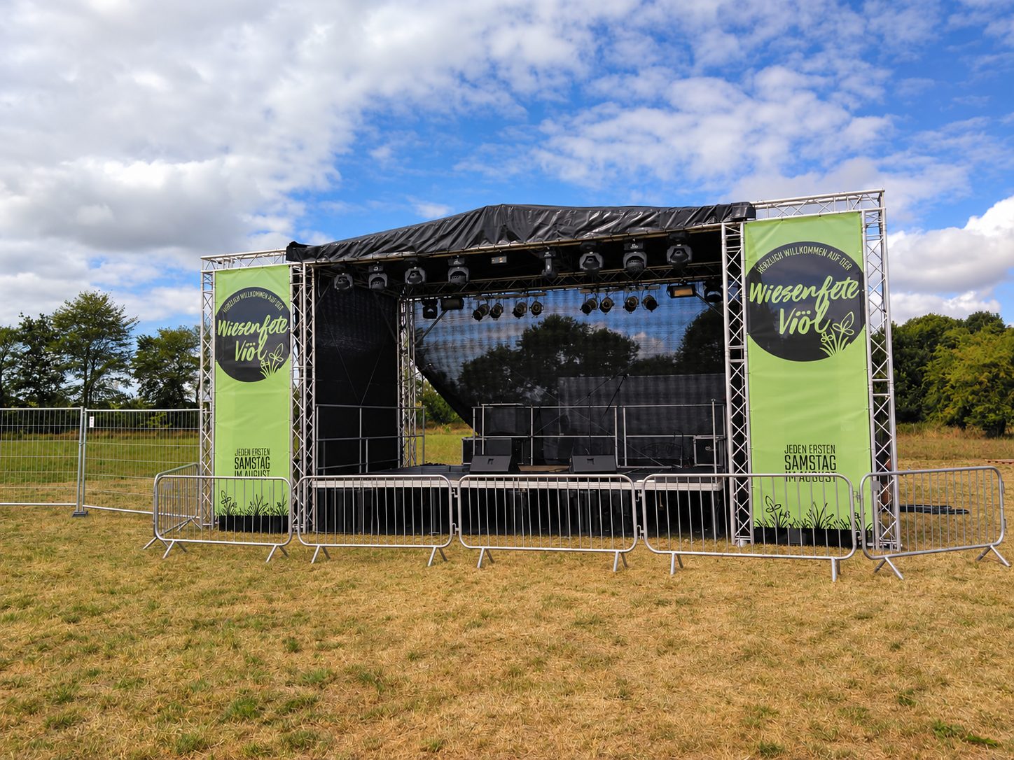 Open-Air-Bühne auf einer Wiese